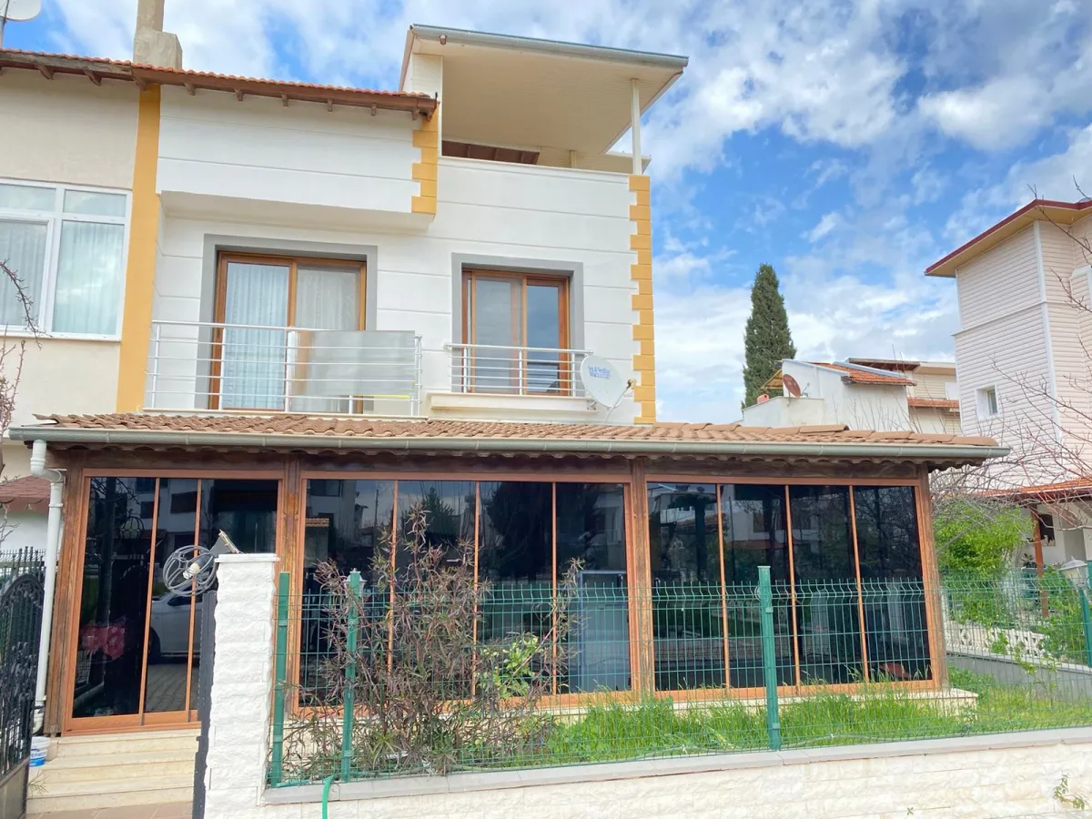 Doğanbey De Site İçinden Geniş Ferah Mustakil Satılık 3+1 Villa
