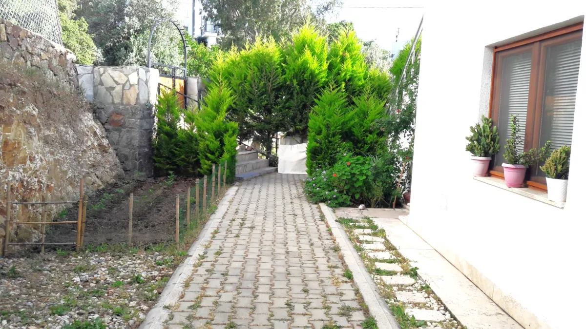Bodrum Dereköy Merkezde düz ayak konumda büyük bahçeli eşyalı ev - Büyük 13