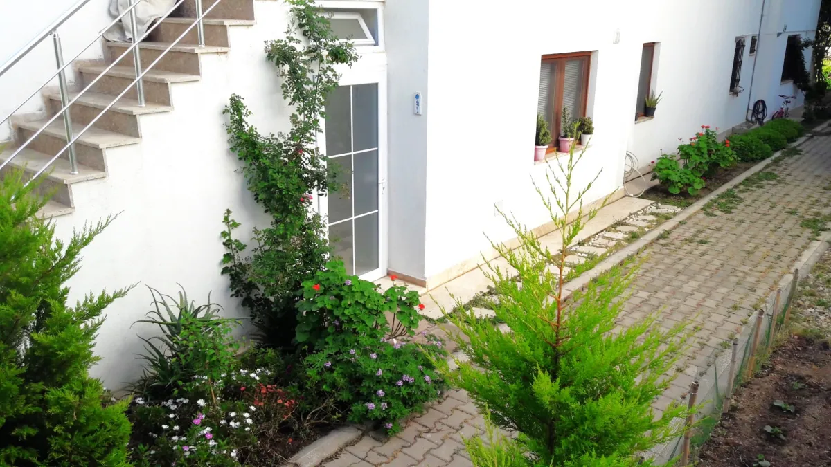 Bodrum Dereköy Merkezde düz ayak konumda büyük bahçeli eşyalı ev - Büyük 16