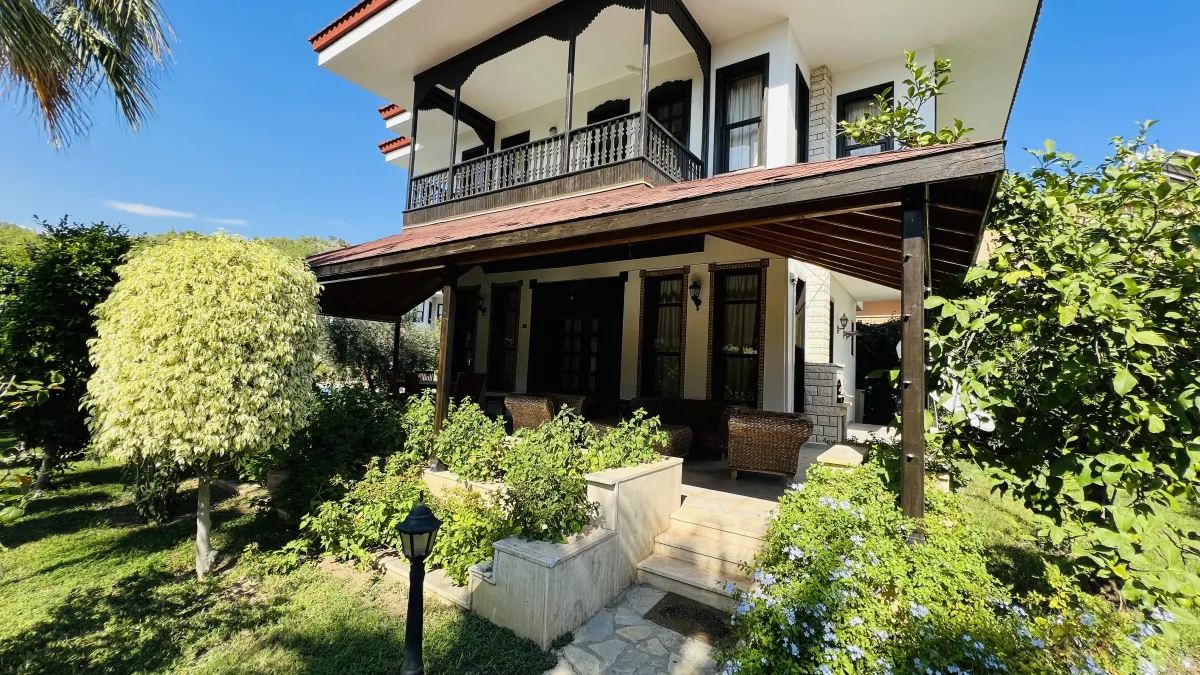 Kemer Kiriş'te Site İçi Müstakil Tripleks Satılık Villa