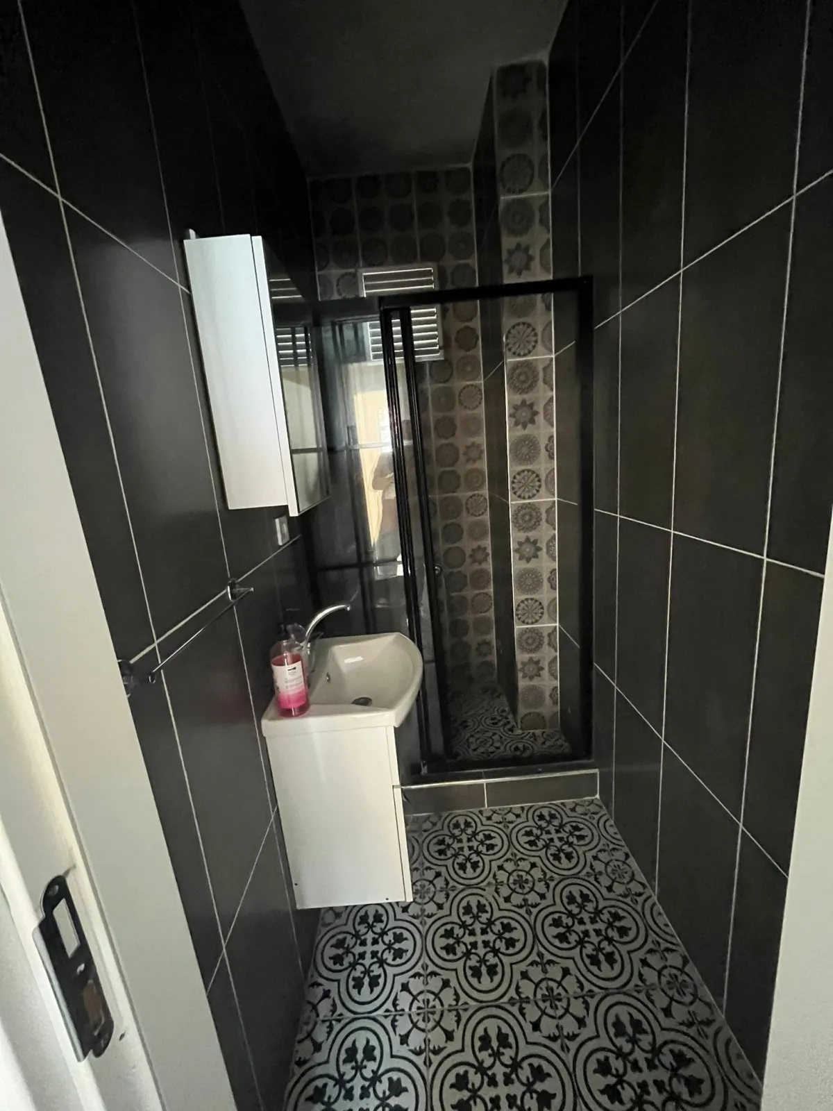 Hırka-i Şerif Mahallesinde 2+1 Ara Kat Kiralık Daire - Büyük 8