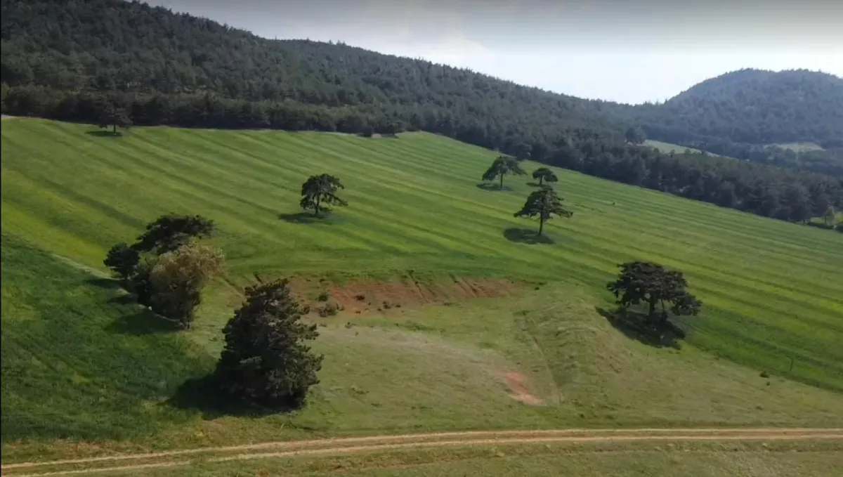 TAŞOLUKTA 98 DÖNÜM YAYLA HAVASINDA SEYİR TERASI MANZARASINDAARSA - Büyük 2